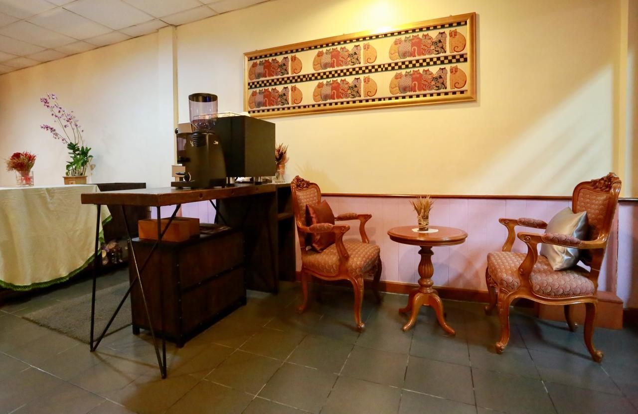 Travel Lodge Surawong (Adults Only) Bangkok Exteriör bild