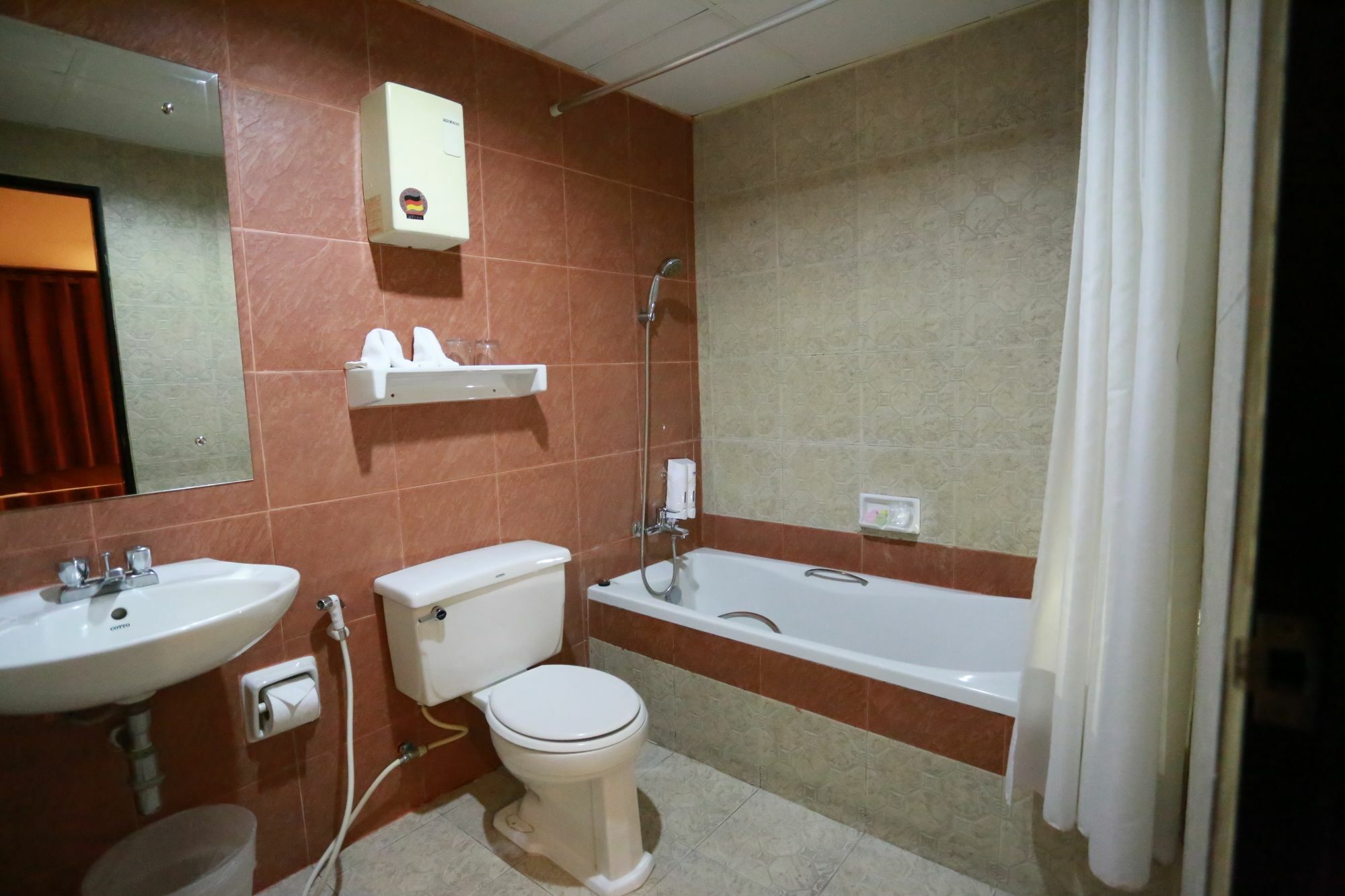 Travel Lodge Surawong (Adults Only) Bangkok Exteriör bild