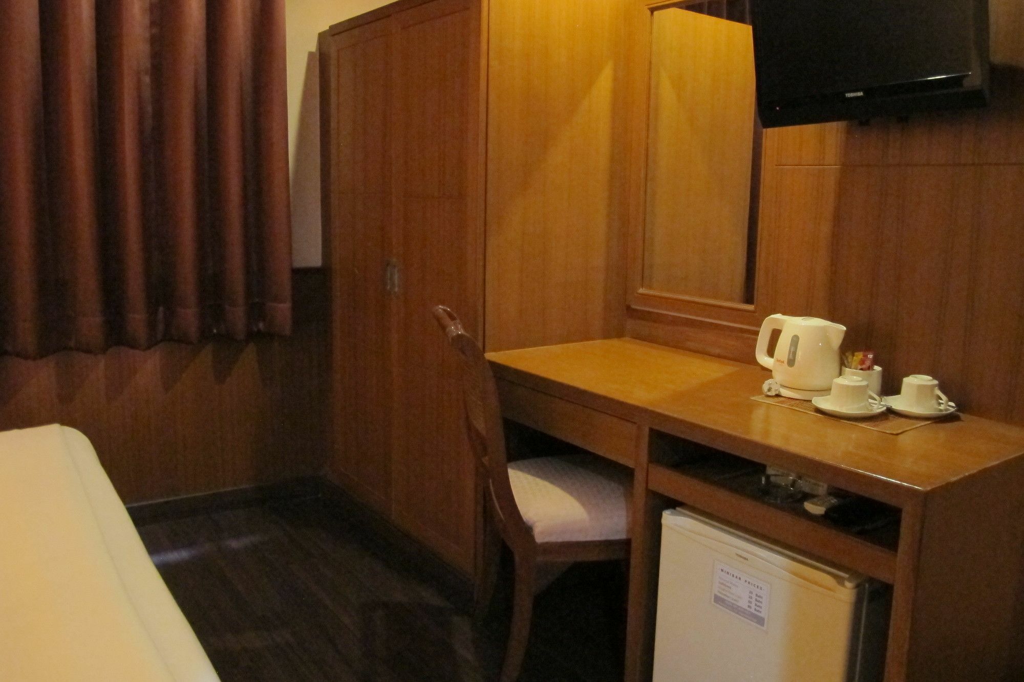 Travel Lodge Surawong (Adults Only) Bangkok Exteriör bild